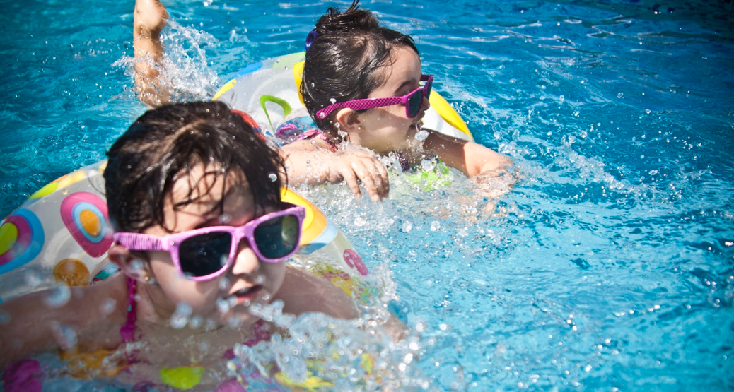 Kinder im ersten Lebensjahr verfügen nicht über diesen hauteigenen Sonnenschutz! Dieser baut sich erst im Laufe der Jahre auf und entfaltet seine volle Wirkung – je nach Hauttyp